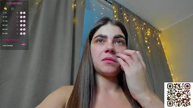 Snapshot of Bella_Foryou chatting on 10-10-25, 02:01 Bella Foryou online show from 10-10-25, 02:01