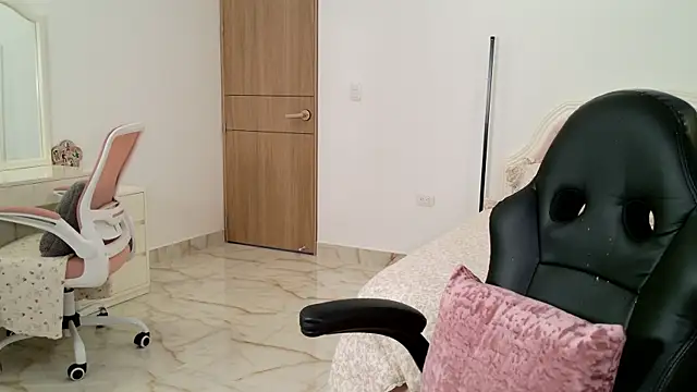 Snapshot of Sensualtease chatting on 06-17-26, 09:03 Sensualtease online show from 06-17-26, 09:03