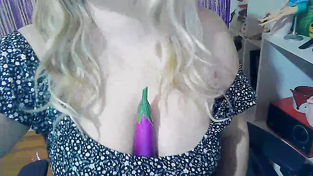 Snapshot of PinkPudding chatting on 02-21-25, 07:21 PinkPudding online show from 02-21-25, 07:21