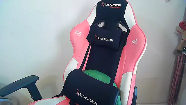 Snapshot of PinkPudding chatting on 12-19-24, 11:07 PinkPudding online show from 12-19-24, 11:07