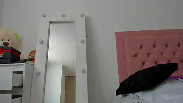 Snapshot of Lindsay-hii chatting on 09-23-25, 02:13 Lindsay-hii online show from 09-23-25, 02:13