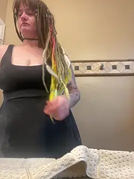 Snapshot of 1-800-FUCKYOU chatting on 10-12-25, 05:47 1-800-FUCKYOU online show from 10-12-25, 05:47