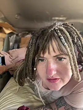 Snapshot of 1-800-FUCKYOU chatting on 09-12-25, 08:30 1-800-FUCKYOU online show from 09-12-25, 08:30