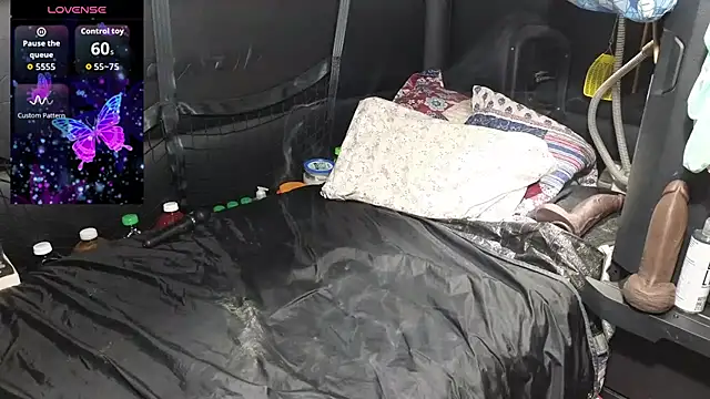 Castrated Julie online show from 12-19-25, 05:21