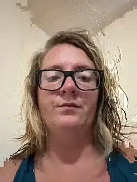 Snapshot of Lizzyloo chatting on 09-17-25, 02:08 Lizzyloo online show from 09-17-25, 02:08