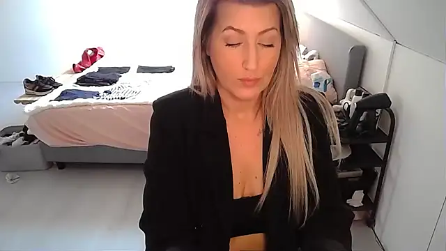 Snapshot of TessToy chatting on 02-18-25, 11:44 TessToy online show from 02-18-25, 11:44