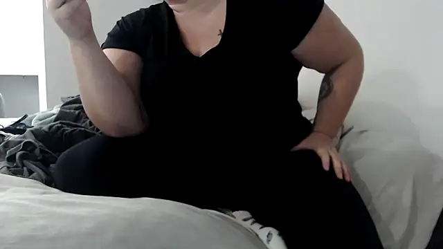 sweeti Em online show from 11-17-25, 04:55