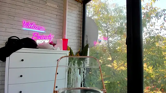 Snapshot of Britney_Charm_ chatting on 10-22-25, 06:46 Britney Charm  online show from 10-22-25, 06:46