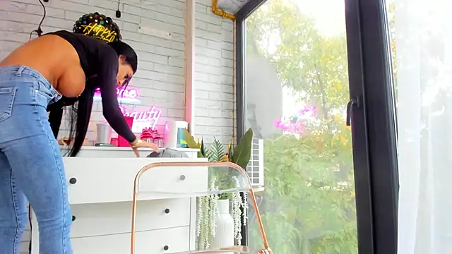 Snapshot of Britney_Charm_ chatting on 10-12-25, 06:26 Britney Charm  online show from 10-12-25, 06:26