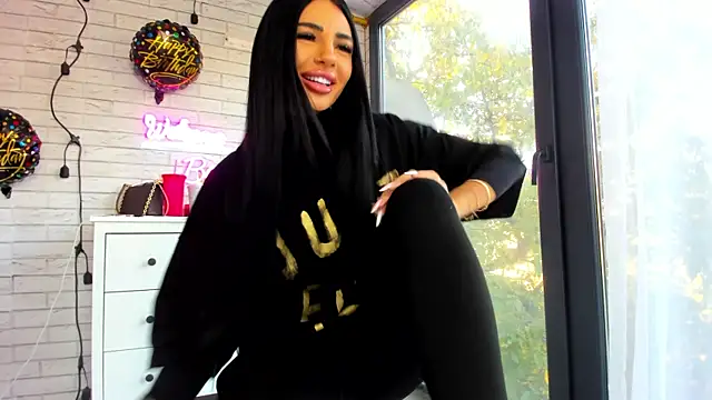 Snapshot of Britney_Charm_ chatting on 10-17-25, 06:06 Britney Charm  online show from 10-17-25, 06:06