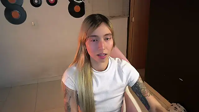 Snapshot of Saucy_Jenn chatting on 05-24-26, 02:22 Saucy Jenn online show from 05-24-26, 02:22