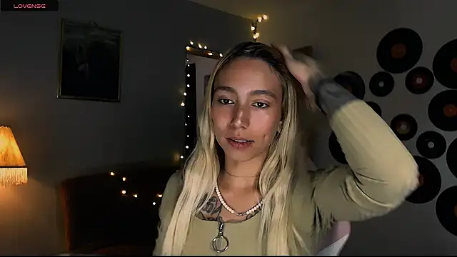 Snapshot of Saucy_Jenn chatting on 03-01-25, 01:53 Saucy Jenn online show from 03-01-25, 01:53