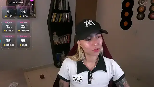 Snapshot of Saucy_Jenn chatting on 09-27-25, 01:34 Saucy Jenn online show from 09-27-25, 01:34