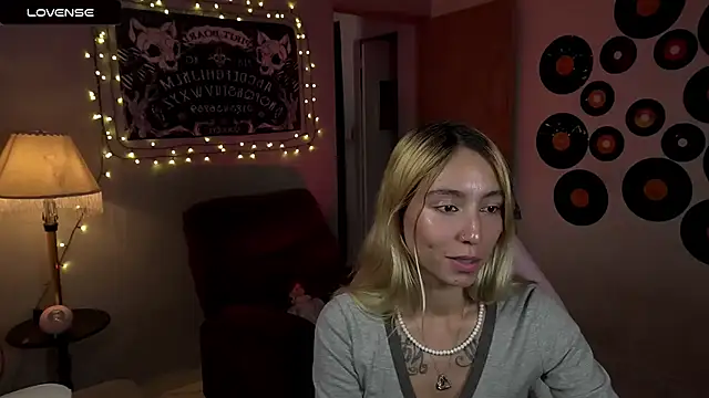 Snapshot of Saucy_Jenn chatting on 03-16-25, 01:38 Saucy Jenn online show from 03-16-25, 01:38