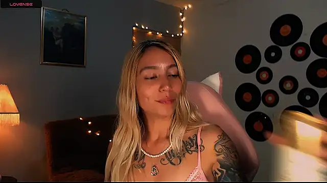 Snapshot of Saucy_Jenn chatting on 03-02-25, 05:01 Saucy Jenn online show from 03-02-25, 05:01