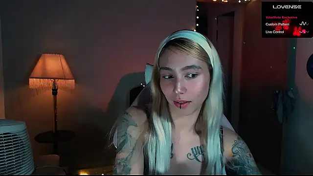 Snapshot of Saucy_Jenn chatting on 01-25-25, 02:58 Saucy Jenn online show from 01-25-25, 02:58