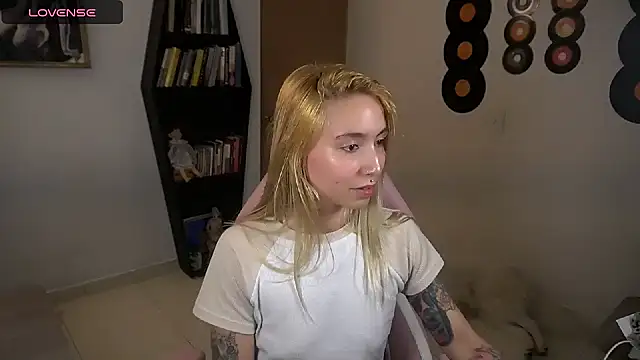 Snapshot of Saucy_Jenn chatting on 09-21-25, 03:00 Saucy Jenn online show from 09-21-25, 03:00