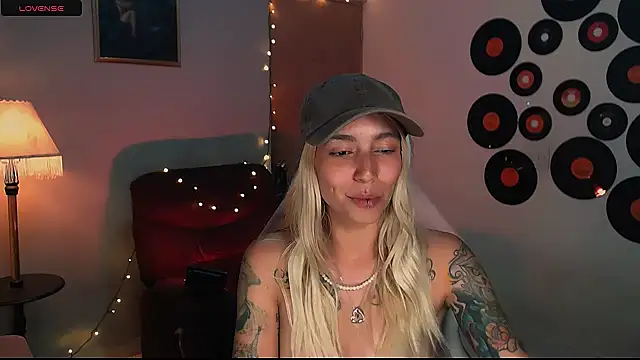Snapshot of Saucy_Jenn chatting on 02-22-25, 06:06 Saucy Jenn online show from 02-22-25, 06:06