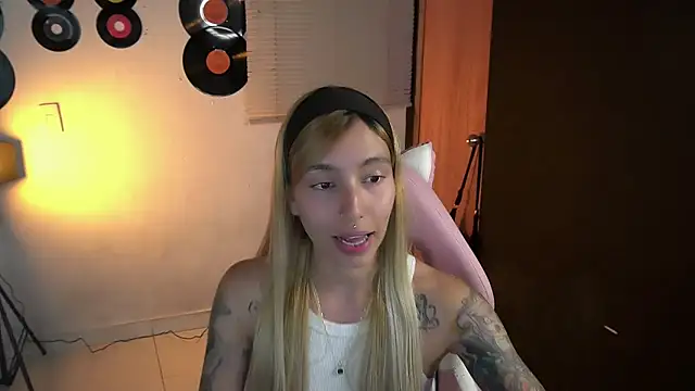 Snapshot of Saucy_Jenn chatting on 04-26-26, 04:21 Saucy Jenn online show from 04-26-26, 04:21