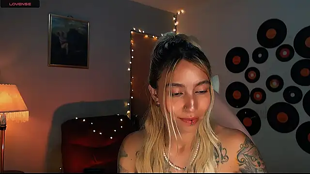 Snapshot of Saucy_Jenn chatting on 02-23-25, 06:49 Saucy Jenn online show from 02-23-25, 06:49