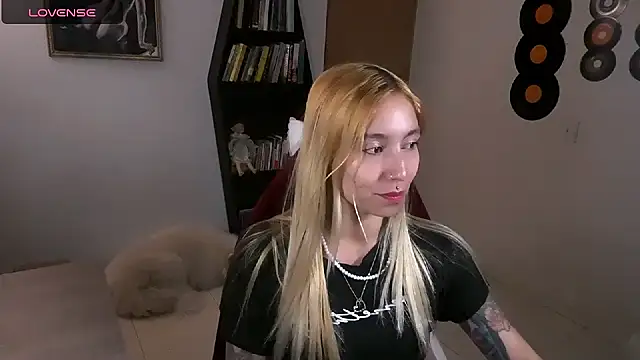 Snapshot of Saucy_Jenn chatting on 10-04-25, 02:35 Saucy Jenn online show from 10-04-25, 02:35