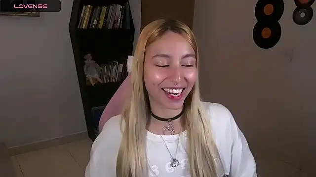 Snapshot of Saucy_Jenn chatting on 10-17-25, 04:27 Saucy Jenn online show from 10-17-25, 04:27