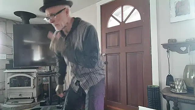 Snapshot of MoonDancer chatting on 02-11-25, 10:50 MoonDancer online show from 02-11-25, 10:50