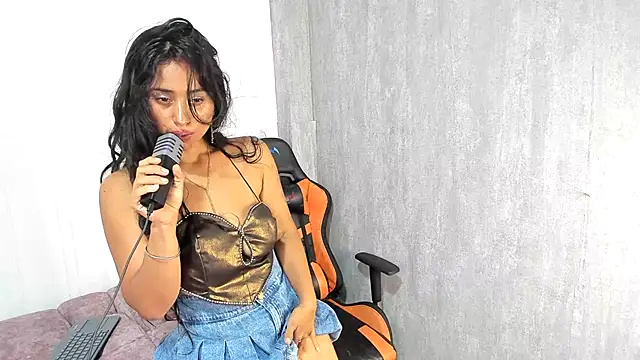 Snapshot of Valentinne_z chatting on 02-08-25, 06:33 Valentinne z online show from 02-08-25, 06:33