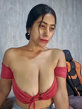 Snapshot of Valentinne_z chatting on 02-28-25, 10:09 Valentinne z online show from 02-28-25, 10:09