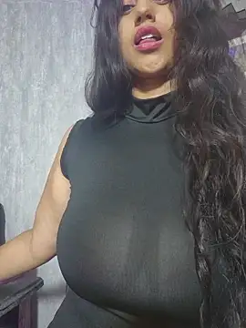 Snapshot of Valentinne_z chatting on 10-24-25, 03:27 Valentinne z online show from 10-24-25, 03:27