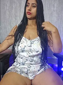 Snapshot of Valentinne_z chatting on 10-17-25, 04:38 Valentinne z online show from 10-17-25, 04:38