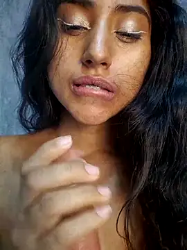 Snapshot of Valentinne_z chatting on 02-14-25, 12:14 Valentinne z online show from 02-14-25, 12:14