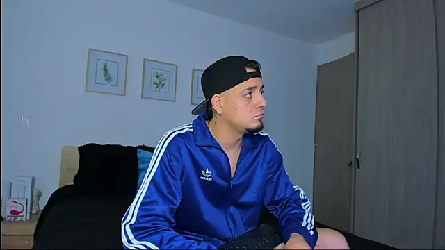 Snapshot of alejandro_calderon1 chatting on 12-20-25, 04:04 alejandro calderon1 online show from 12-20-25, 04:04