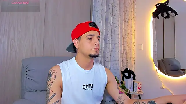 Snapshot of alejandro_calderon1 chatting on 10-25-25, 04:00 alejandro calderon1 online show from 10-25-25, 04:00