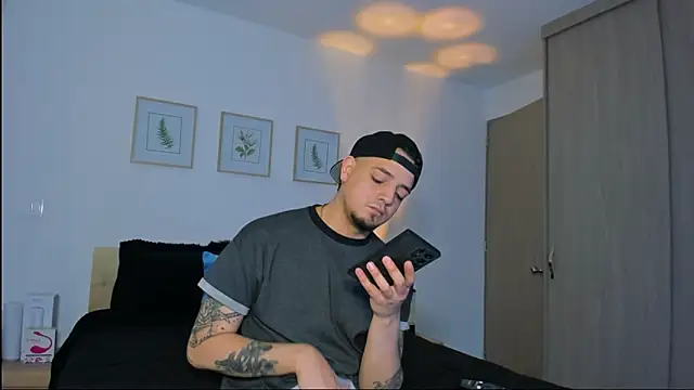 Snapshot of alejandro_calderon1 chatting on 12-18-25, 05:01 alejandro calderon1 online show from 12-18-25, 05:01