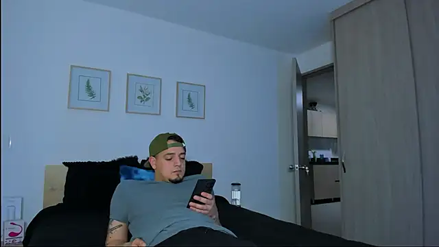 Snapshot of alejandro_calderon1 chatting on 12-14-25, 01:23 alejandro calderon1 online show from 12-14-25, 01:23