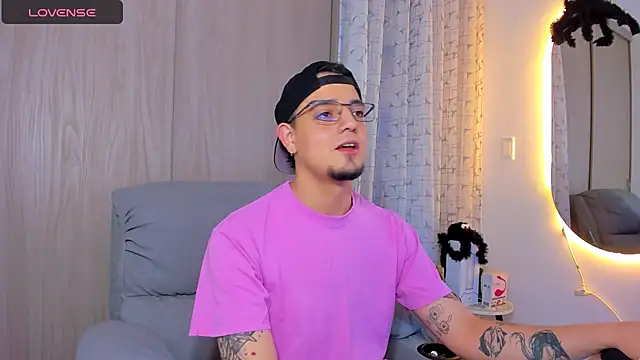 Snapshot of alejandro_calderon1 chatting on 10-24-25, 04:55 alejandro calderon1 online show from 10-24-25, 04:55