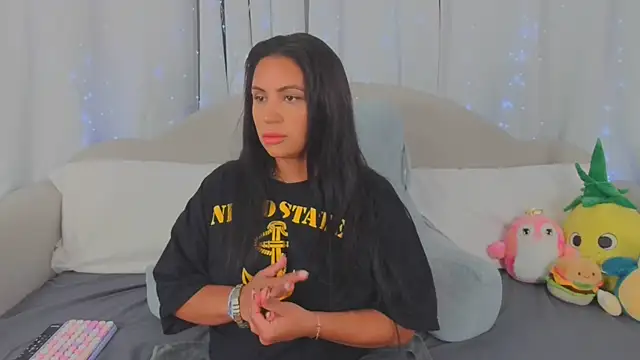 Snapshot of MeghanXO chatting on 07-25-26, 02:45 MeghanXO online show from 07-25-26, 02:45