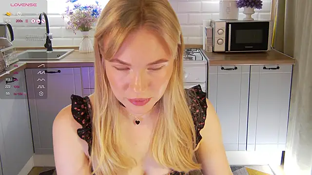 Snapshot of Veronika_Mitchel chatting on 10-27-25, 03:35 Veronika Mitchel online show from 10-27-25, 03:35