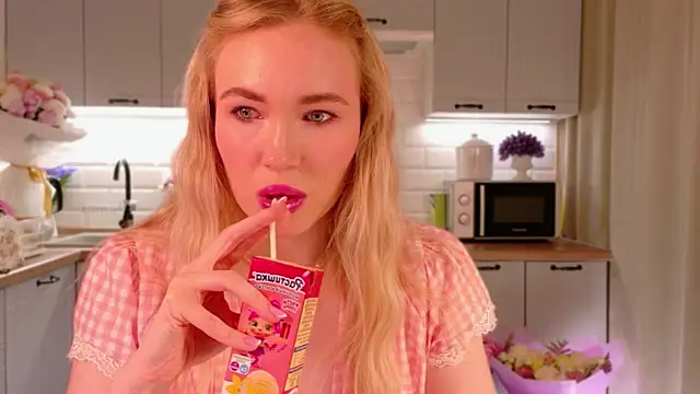 Snapshot of Veronika_Mitchel chatting on 11-29-25, 03:01 Veronika Mitchel online show from 11-29-25, 03:01