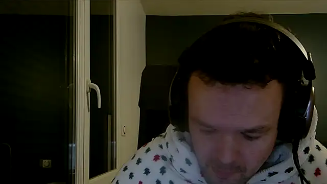 Snapshot of antoinepassion chatting on 01-19-25, 06:32 antoinepassion online show from 01-19-25, 06:32