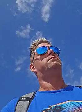 Trucker Hunter online show from 10-12-25, 01:56