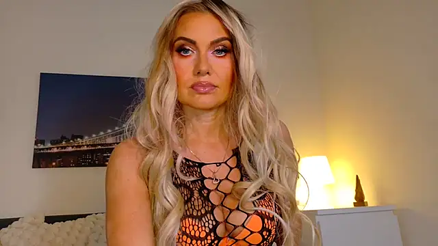 Tinkerbell822 online show from 10-27-25, 08:26