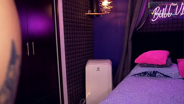 bull vixen2001 online show from 12-14-25, 09:48