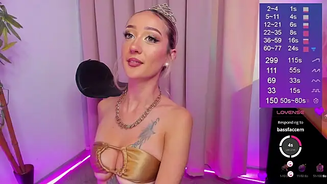 Snapshot of Bella-White chatting on 10-10-25, 04:41 Bella-White online show from 10-10-25, 04:41