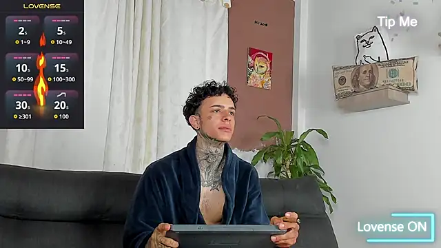 Snapshot of Aron_ford chatting on 10-22-25, 11:42 Aron ford online show from 10-22-25, 11:42