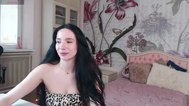 Snapshot of AliciaBow chatting on 10-08-25, 11:56 AliciaBow online show from 10-08-25, 11:56