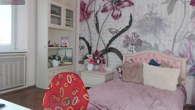 Snapshot of AliciaBow chatting on 09-26-25, 12:56 AliciaBow online show from 09-26-25, 12:56