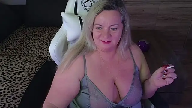 Snapshot of MolligSpielle chatting on 03-11-25, 07:57 MolligSpielle online show from 03-11-25, 07:57