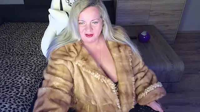 Snapshot of MolligSpielle chatting on 02-03-25, 10:54 MolligSpielle online show from 02-03-25, 10:54